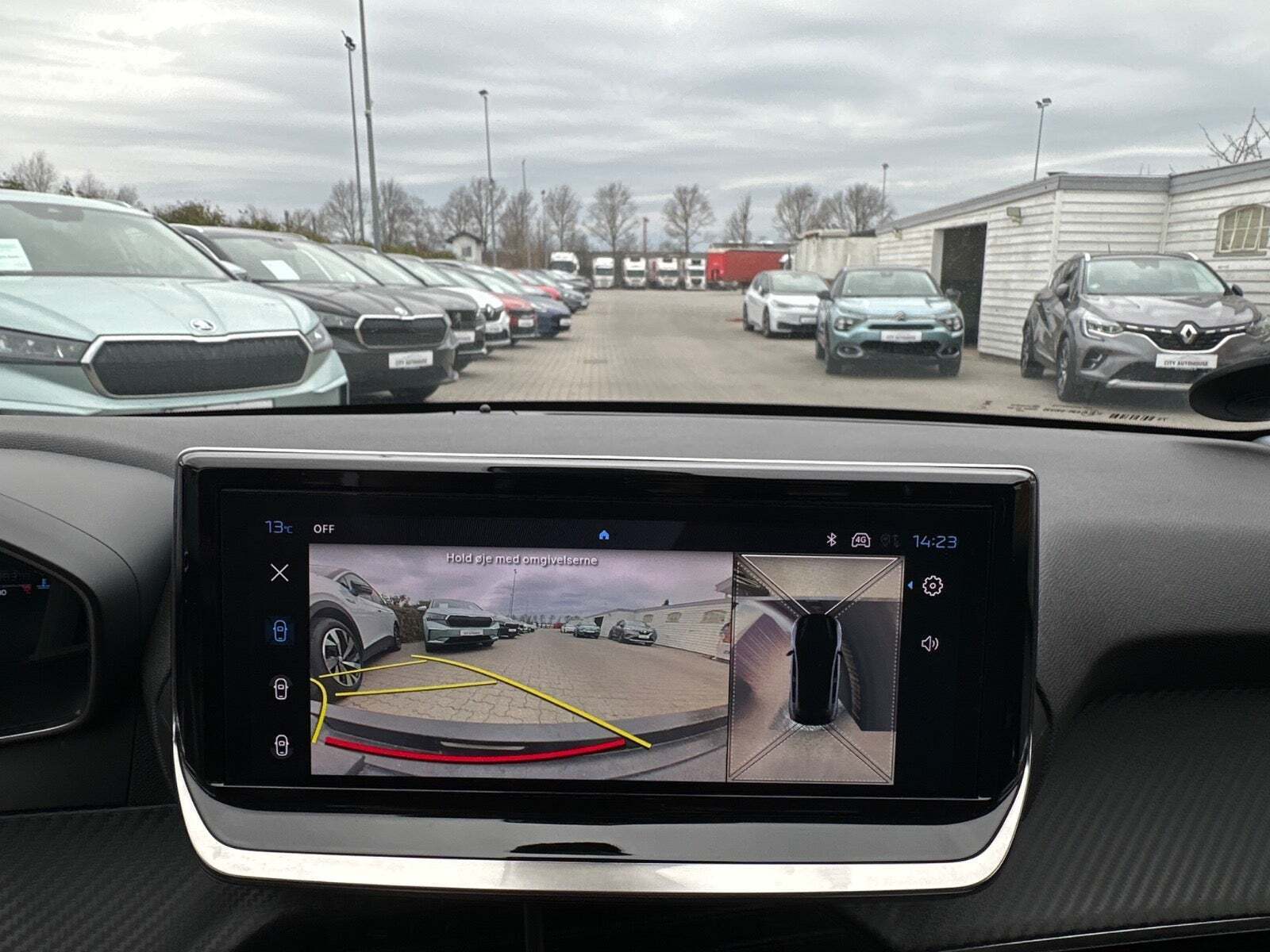 Sort Peugeot 208 fra 2024