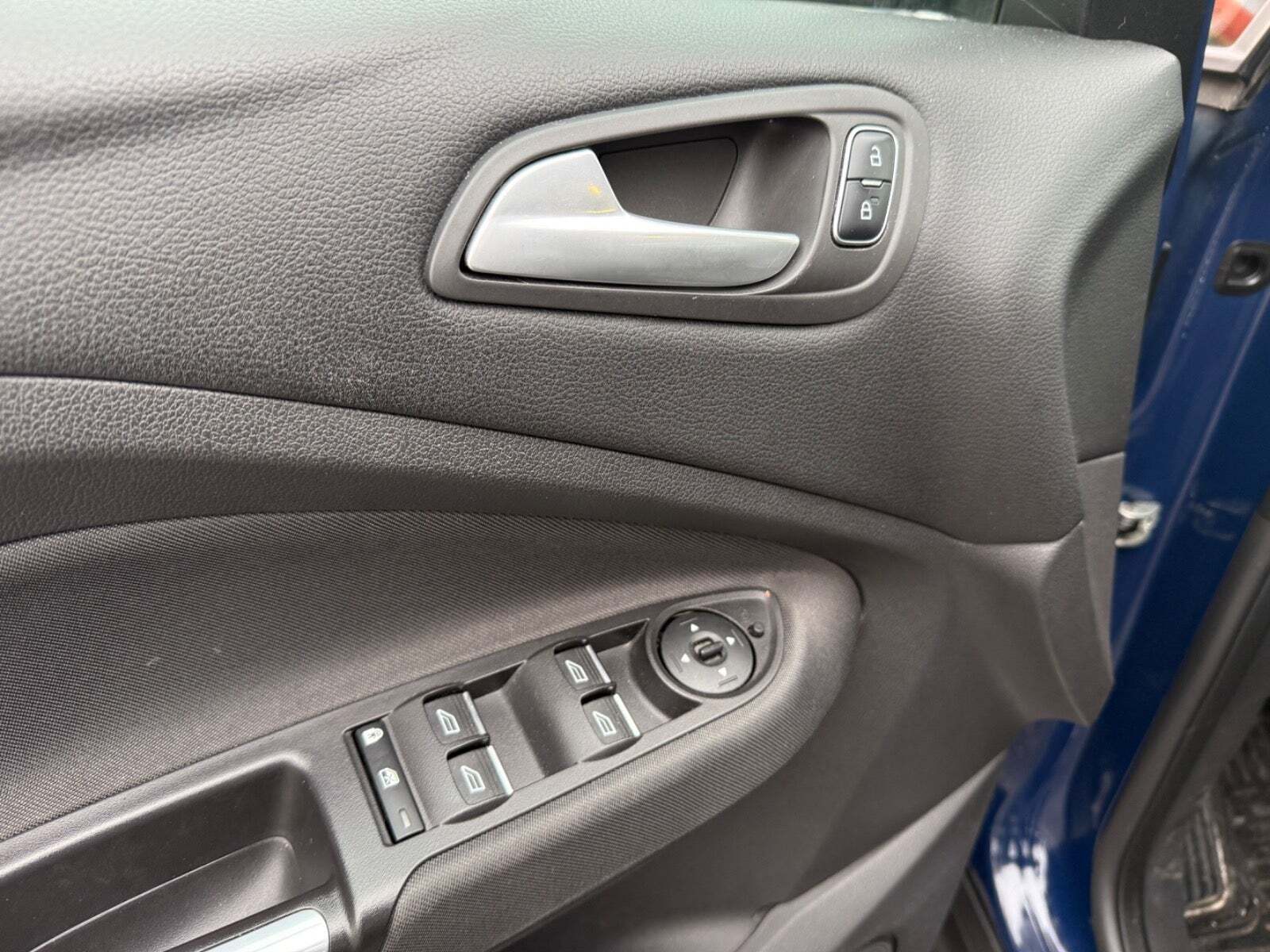 Blå Ford C-MAX fra 2017