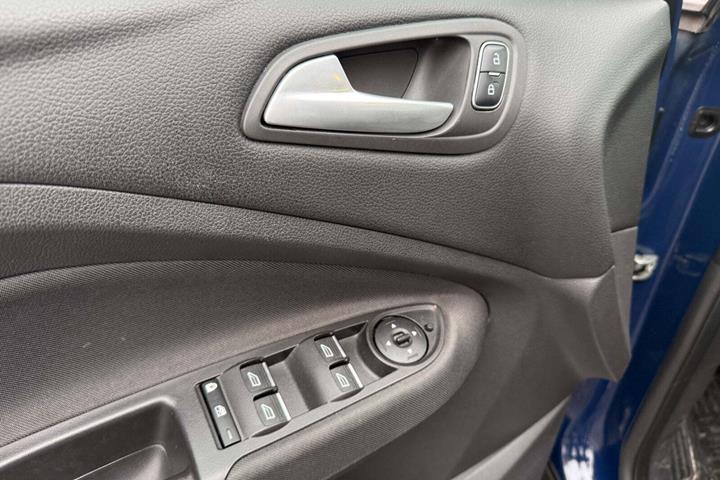 Blå Ford C-MAX fra 2017