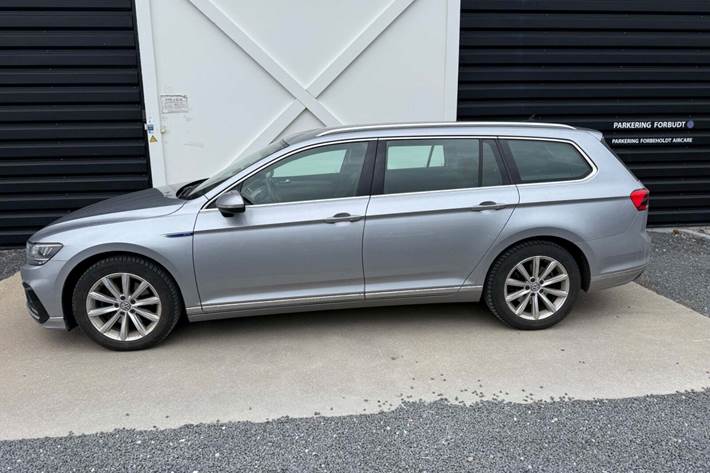 Sølv VW Passat fra 2022