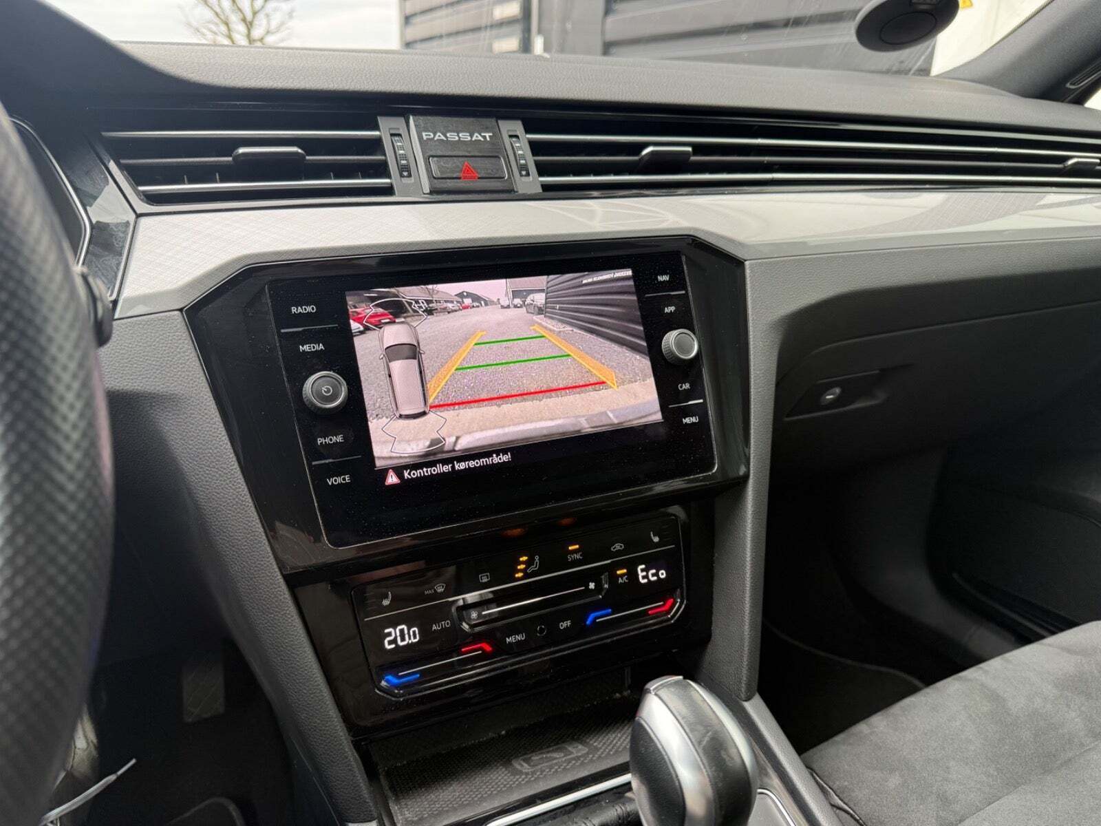 Sølv VW Passat fra 2022