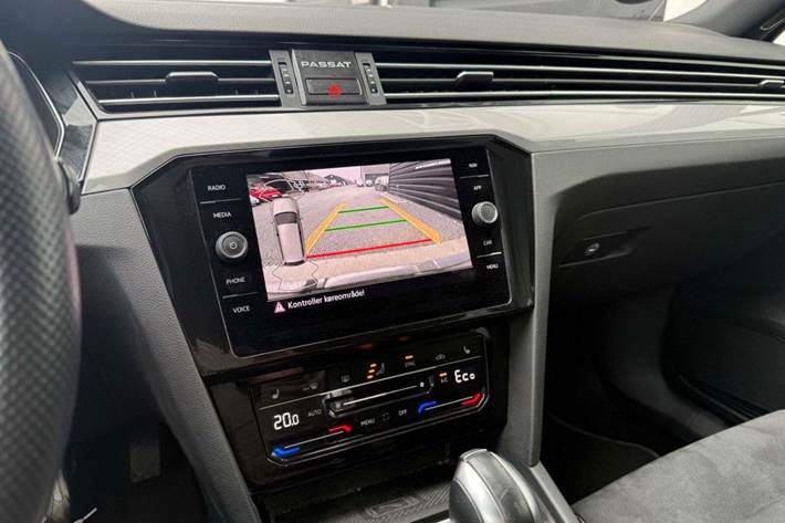 Sølv VW Passat fra 2022