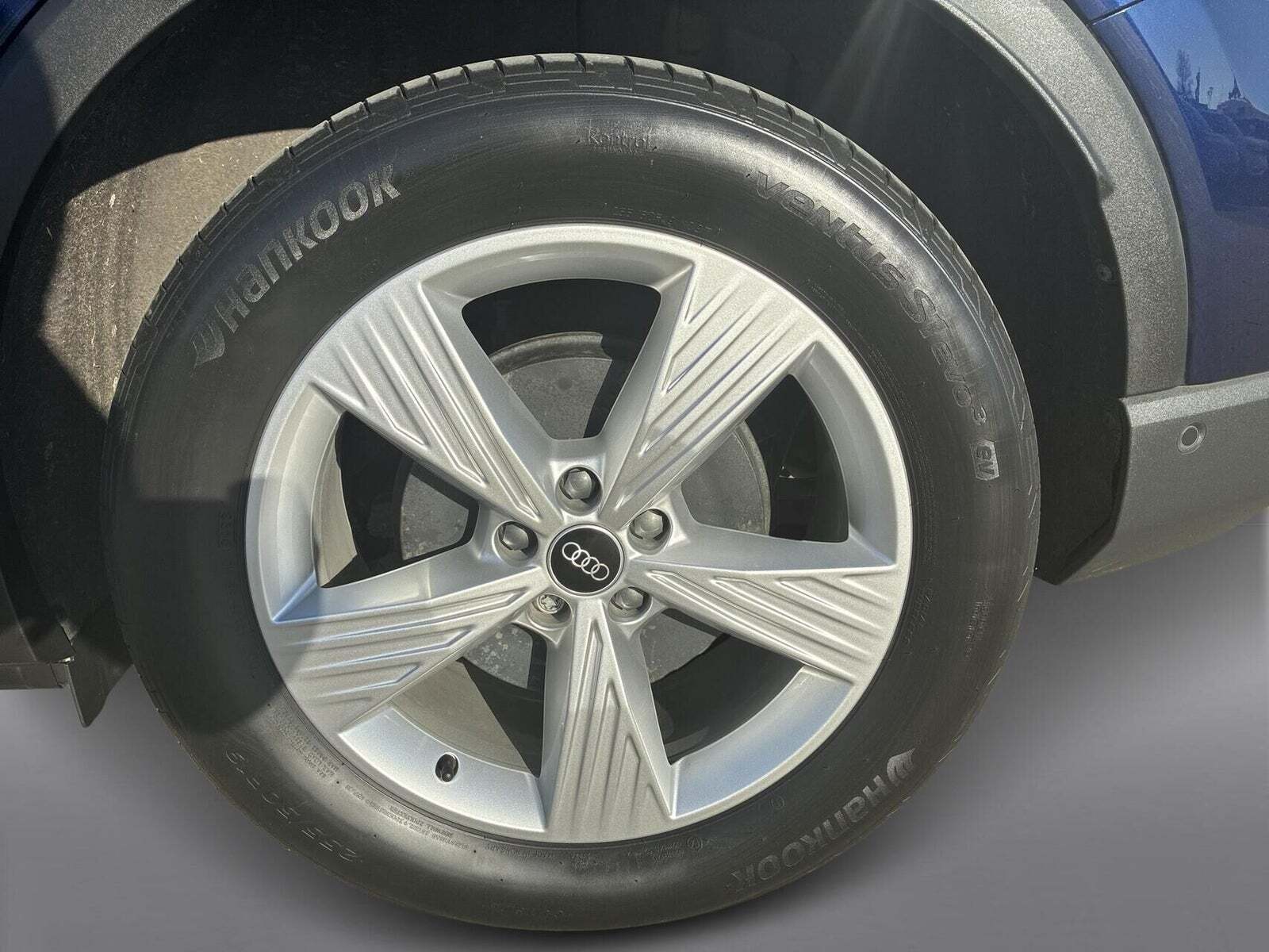 Blå Audi Q4 e-tron fra 2023