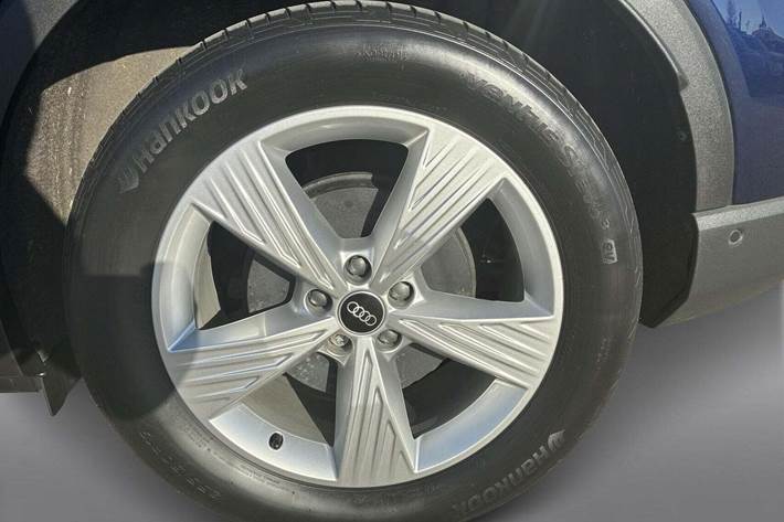 Blå Audi Q4 e-tron fra 2023