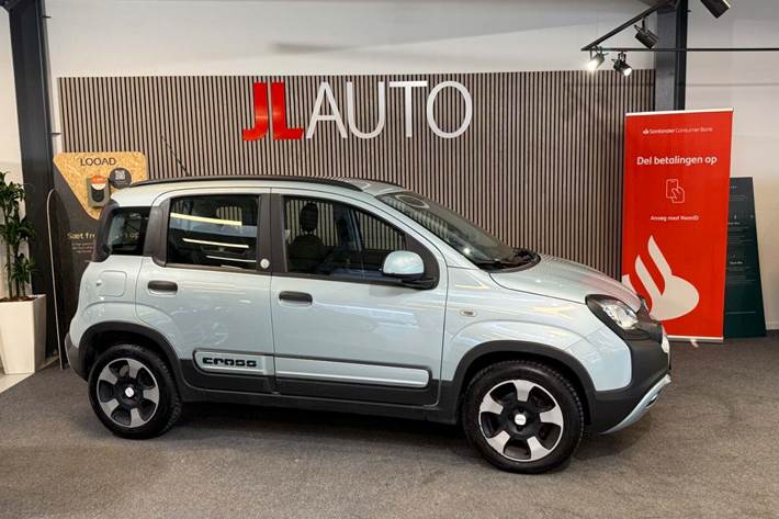 Blå Fiat Panda Cross fra 2020 set udefra