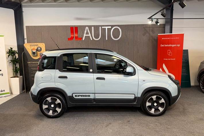 Blå Fiat Panda Cross fra 2020 set udefra