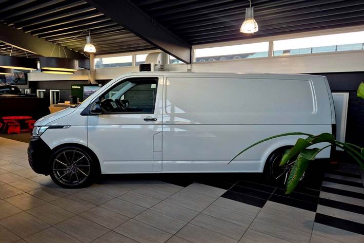 Hvid VW Transporter fra 2022