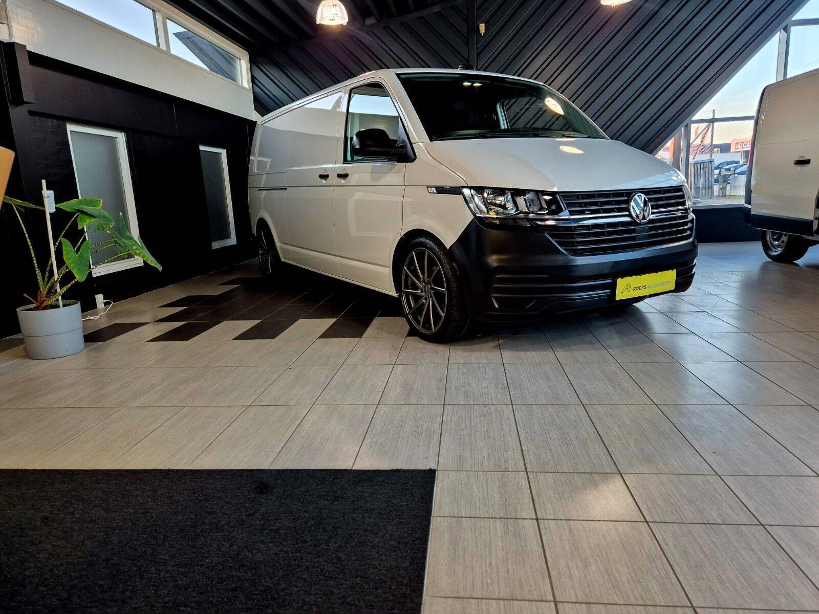 Hvid VW Transporter fra 2022