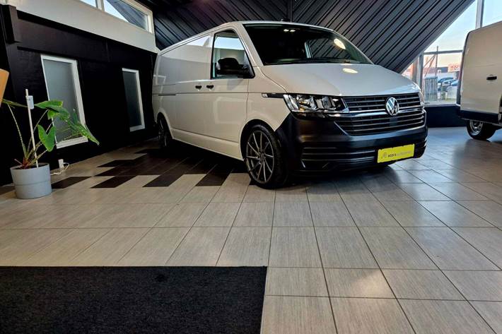 Hvid VW Transporter fra 2022