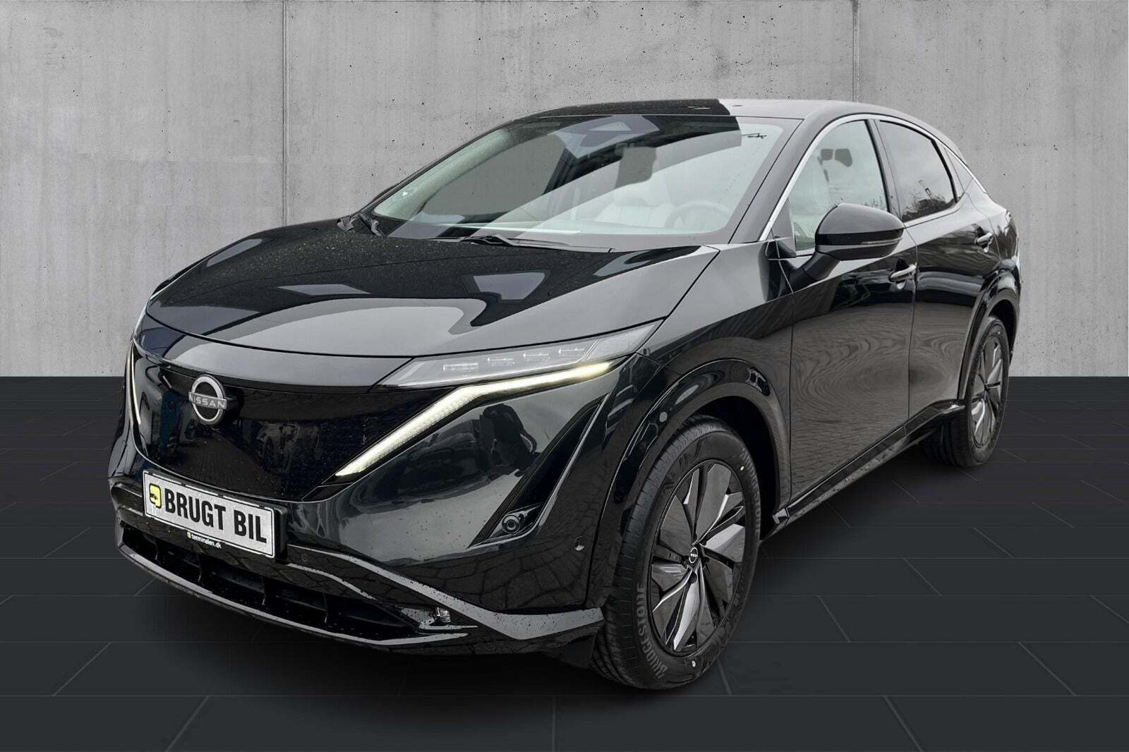 Sort Nissan Ariya fra 2025 set udefra