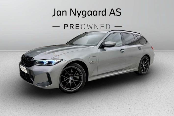 Grå BMW 330e fra 2023