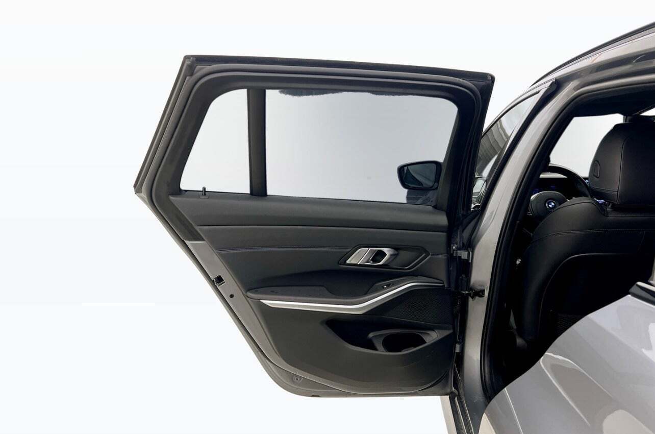 Grå BMW 330e fra 2023