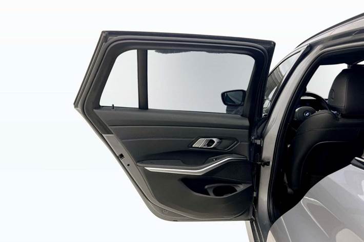 Grå BMW 330e fra 2023