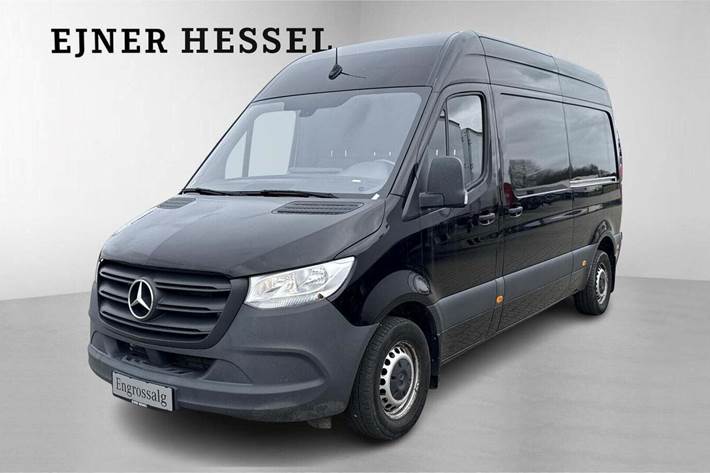 Sort Mercedes Sprinter 215 fra 2022
