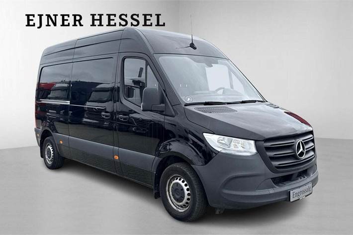 Sort Mercedes Sprinter 215 fra 2022