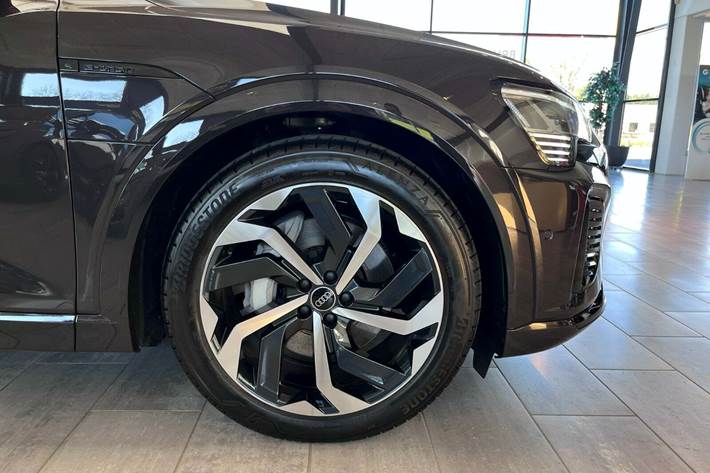 Brun Audi Q8 e-tron fra 2024