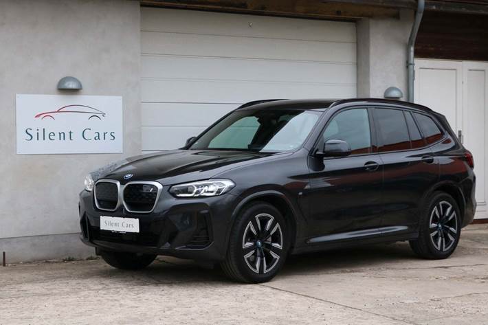 Grå BMW iX3 fra 2022 set udefra