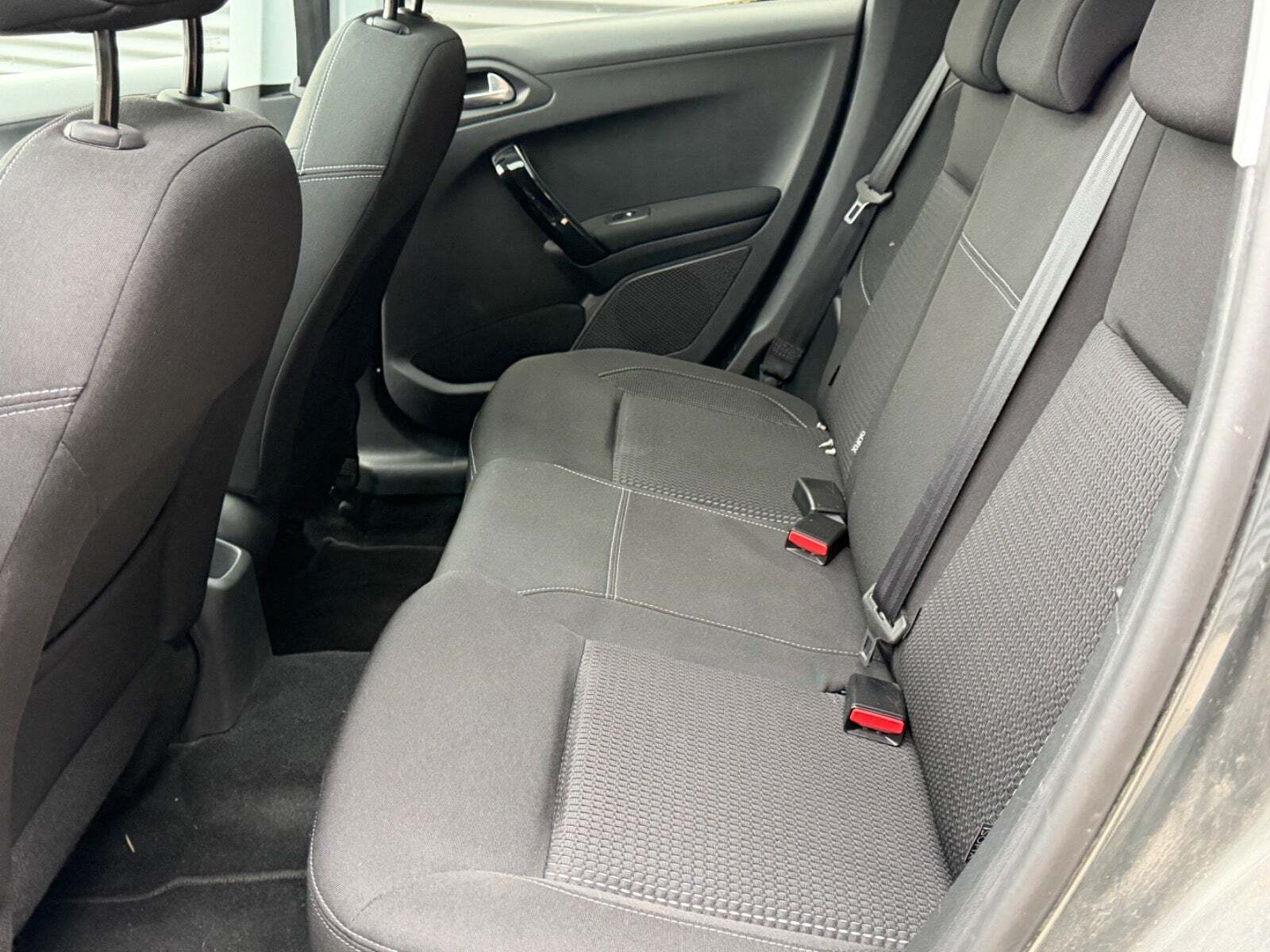 Sort Peugeot 208 fra 2017