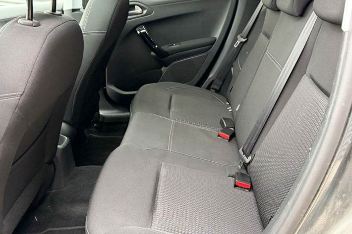 Sort Peugeot 208 fra 2017