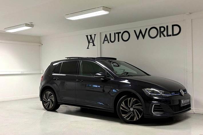 Sort VW Golf VII fra 2017 set udefra