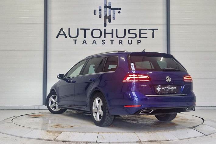 Blå VW Golf VII fra 2020