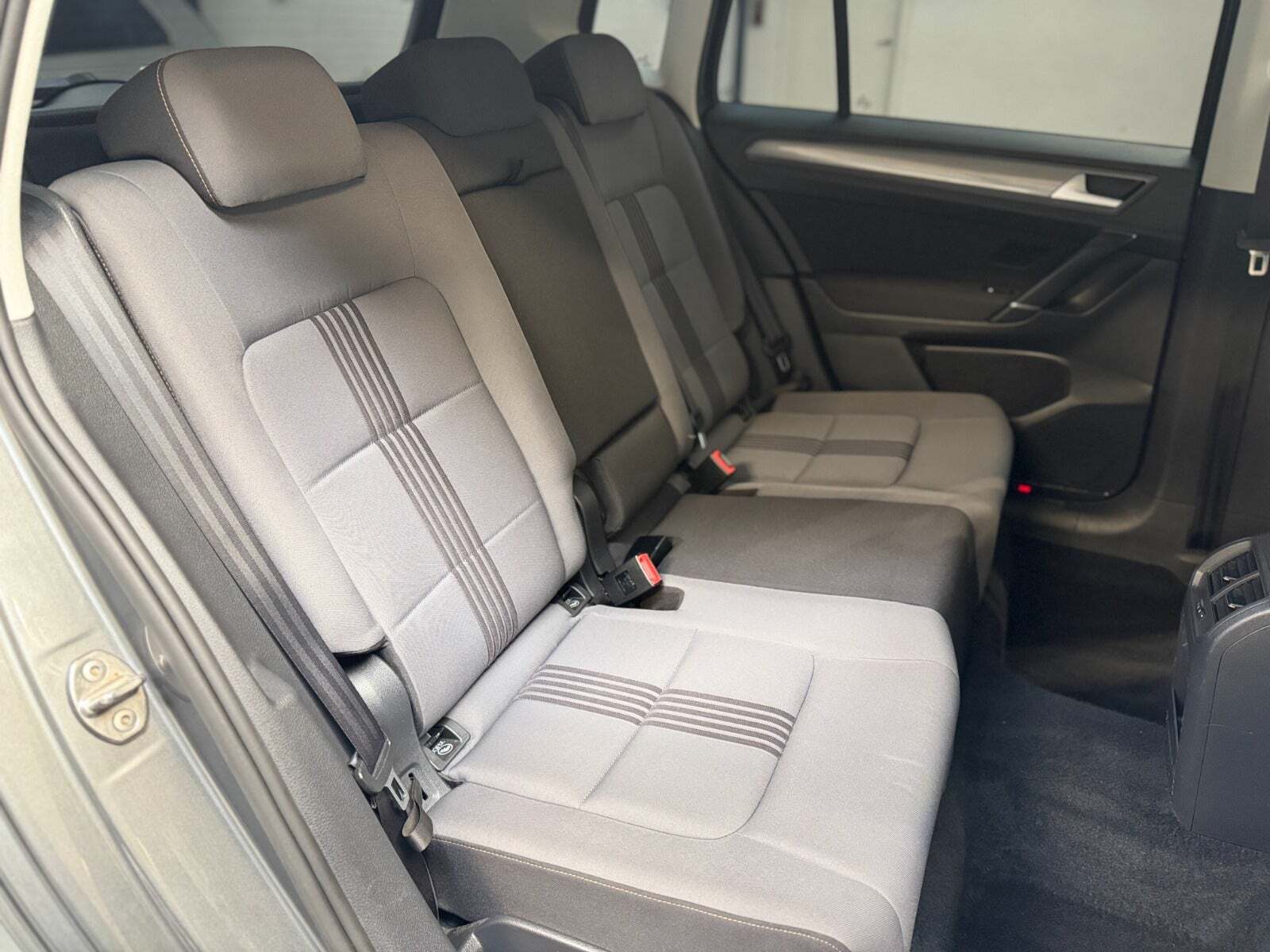 Grå VW Golf Sportsvan fra 2017