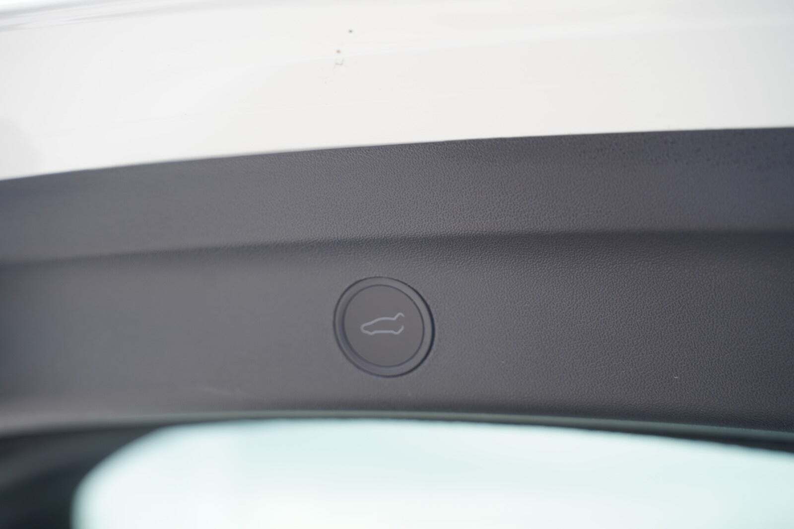 Hvid Tesla Model Y fra 2023