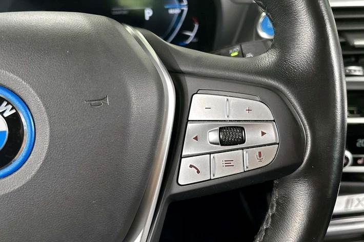 Grå BMW iX3 fra 2021