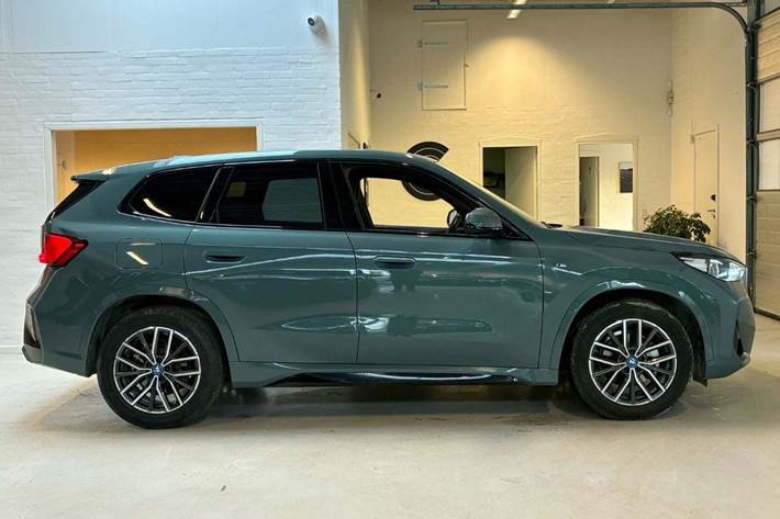 Grøn BMW iX1 fra 2024