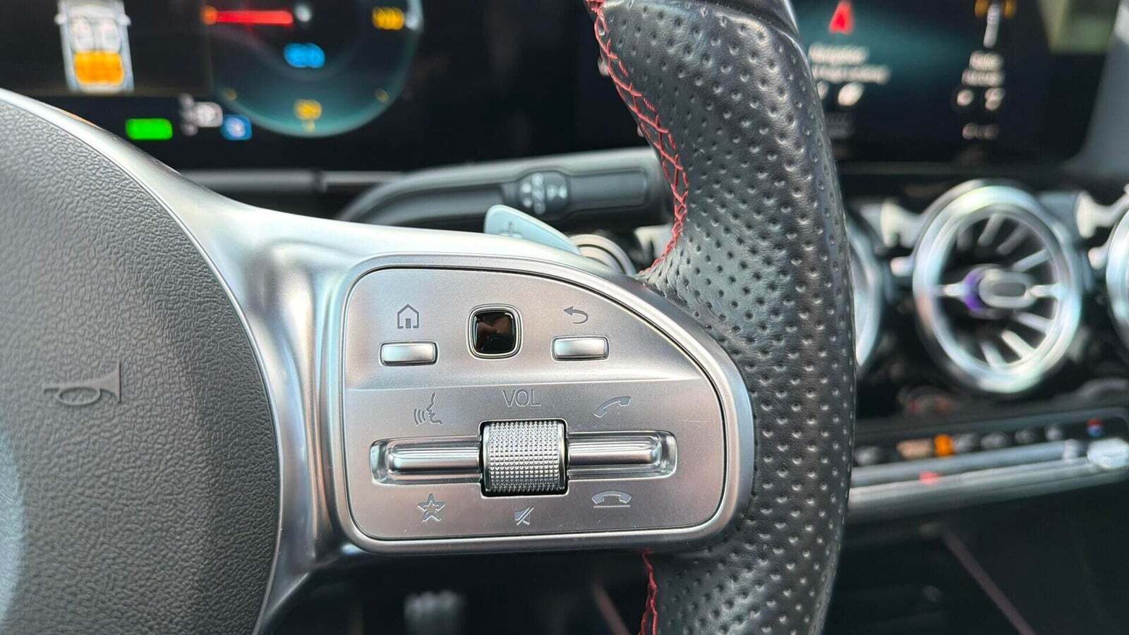 Blå Mercedes EQA250+ fra 2023