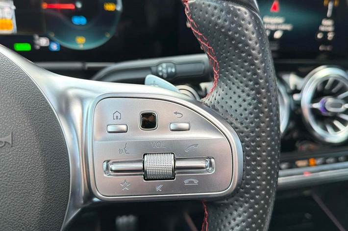 Blå Mercedes EQA250+ fra 2023