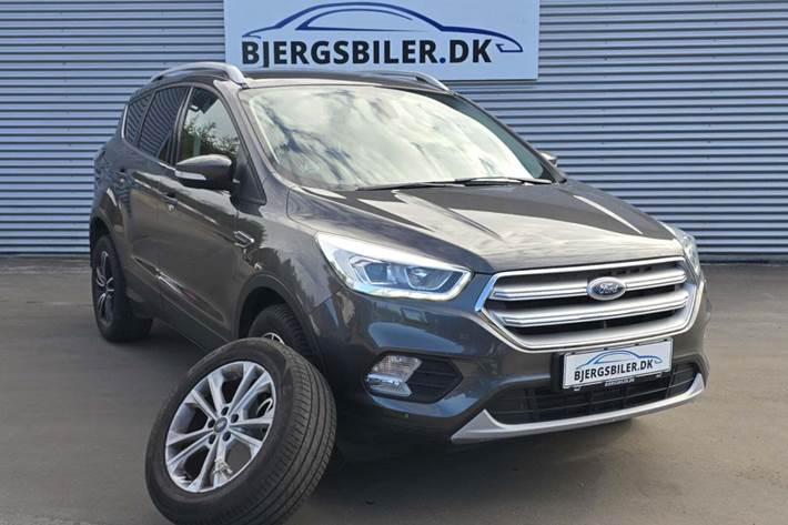 Grå Ford Kuga fra 2017 set udefra