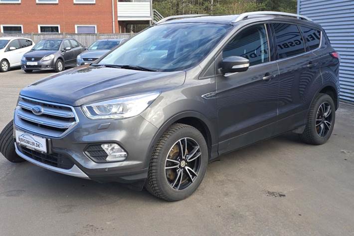 Grå Ford Kuga fra 2017