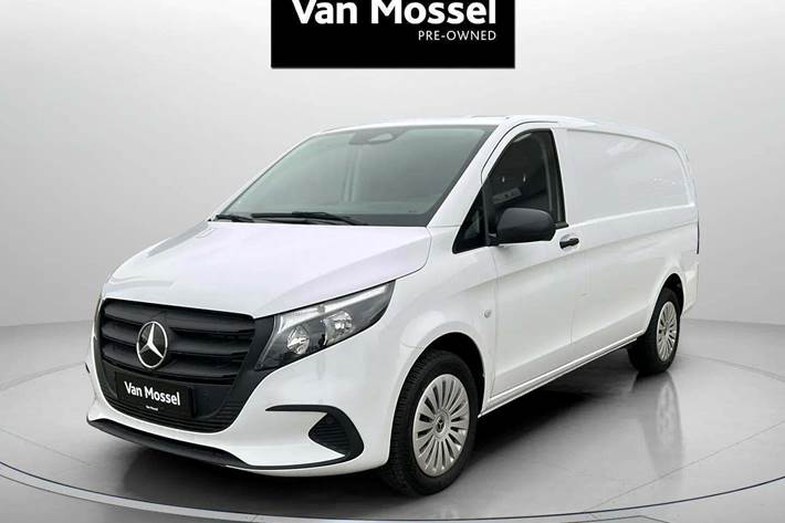Hvid Mercedes Vito 114 fra 2024 set udefra