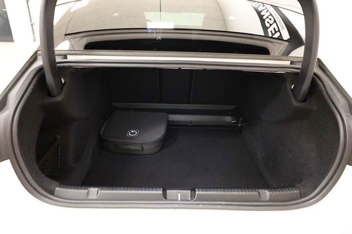 Hvid Mercedes EQE350 fra 2024