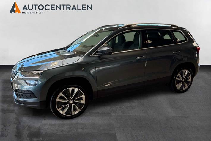 Grå Skoda Karoq fra 2020 set udefra