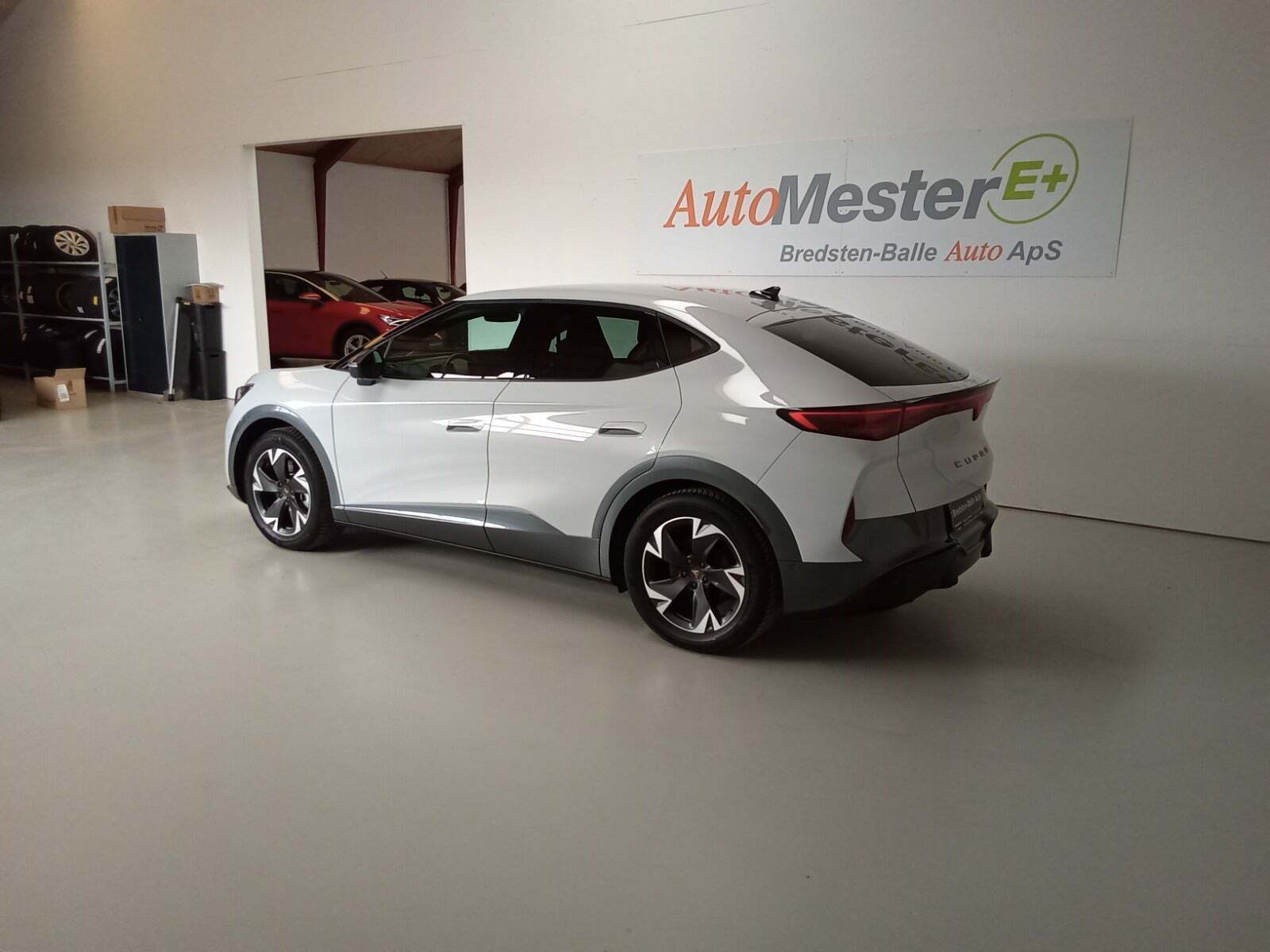 Hvid Cupra Tavascan fra 2025
