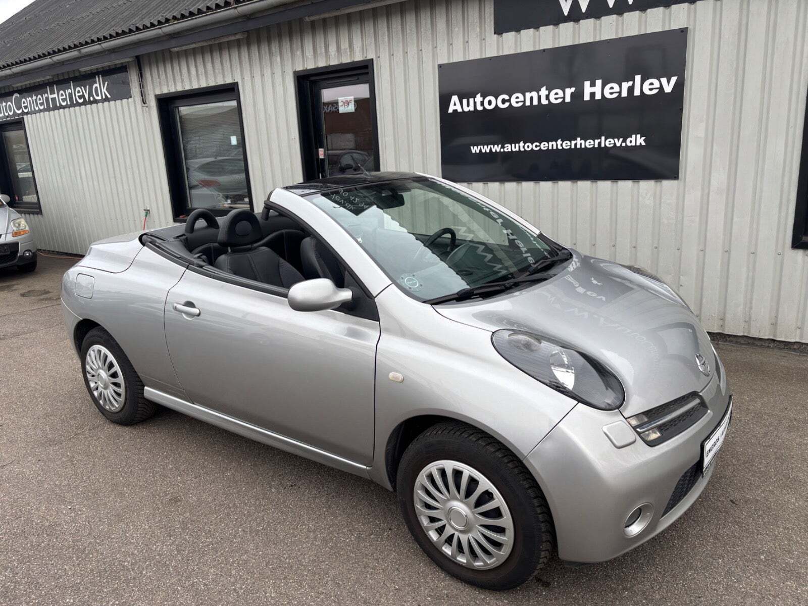 Sølv Nissan Micra C+C fra 2006 set udefra