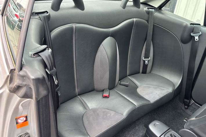 Sølv Nissan Micra C+C fra 2006 set indefra