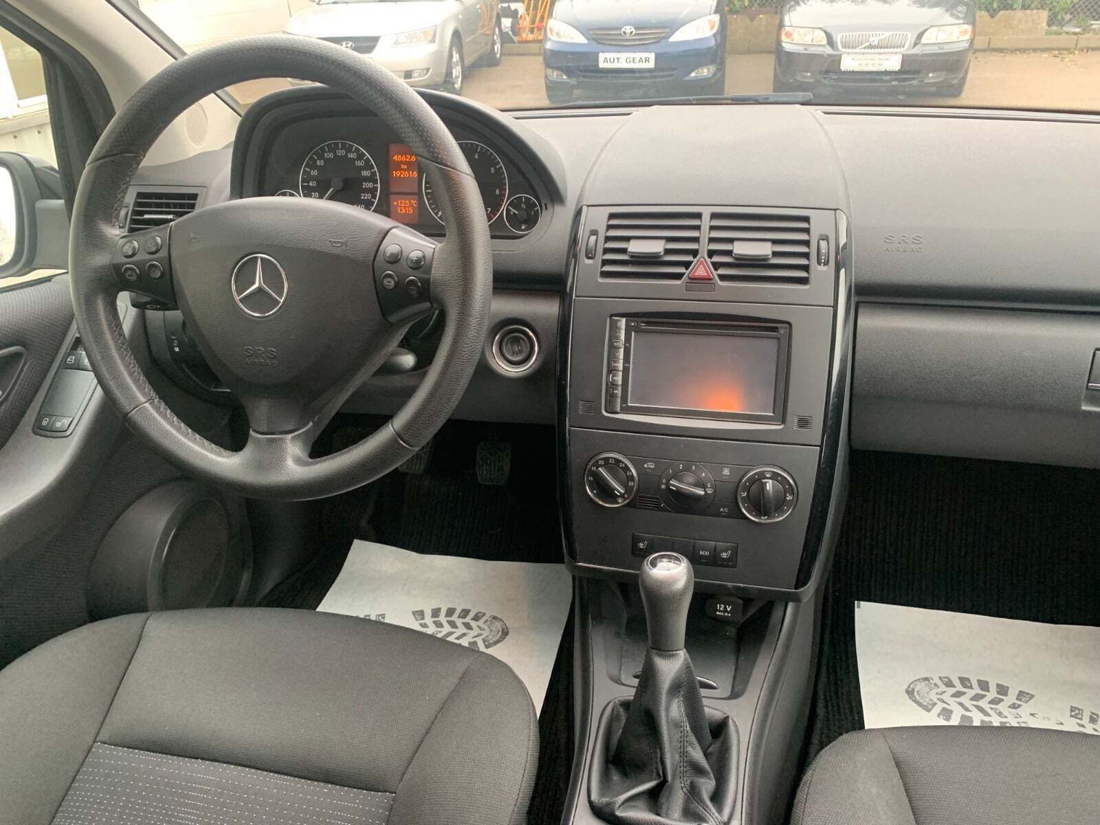 Sort Mercedes A160 fra 2011 set indefra