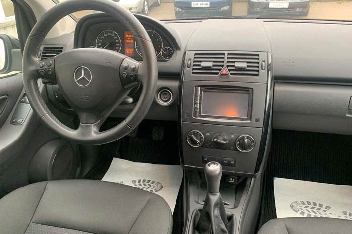 Sort Mercedes A160 fra 2011 set indefra