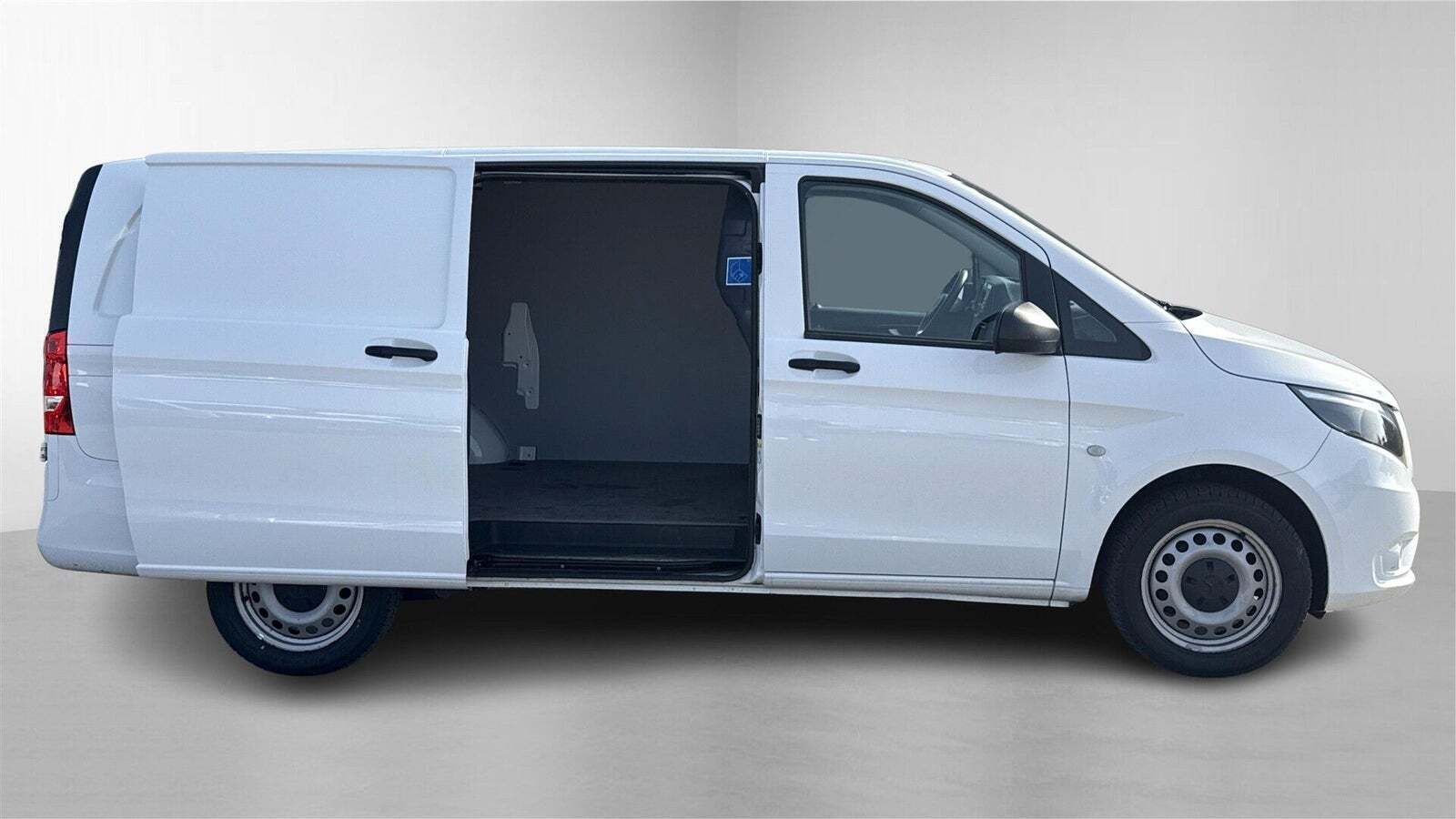 Hvid Mercedes Vito 114 fra 2023