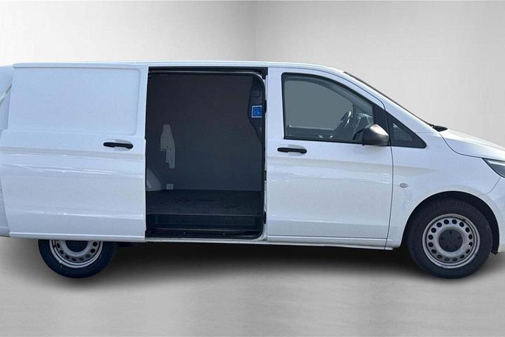 Hvid Mercedes Vito 114 fra 2023