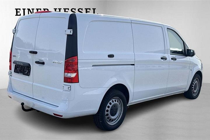 Hvid Mercedes Vito 114 fra 2023