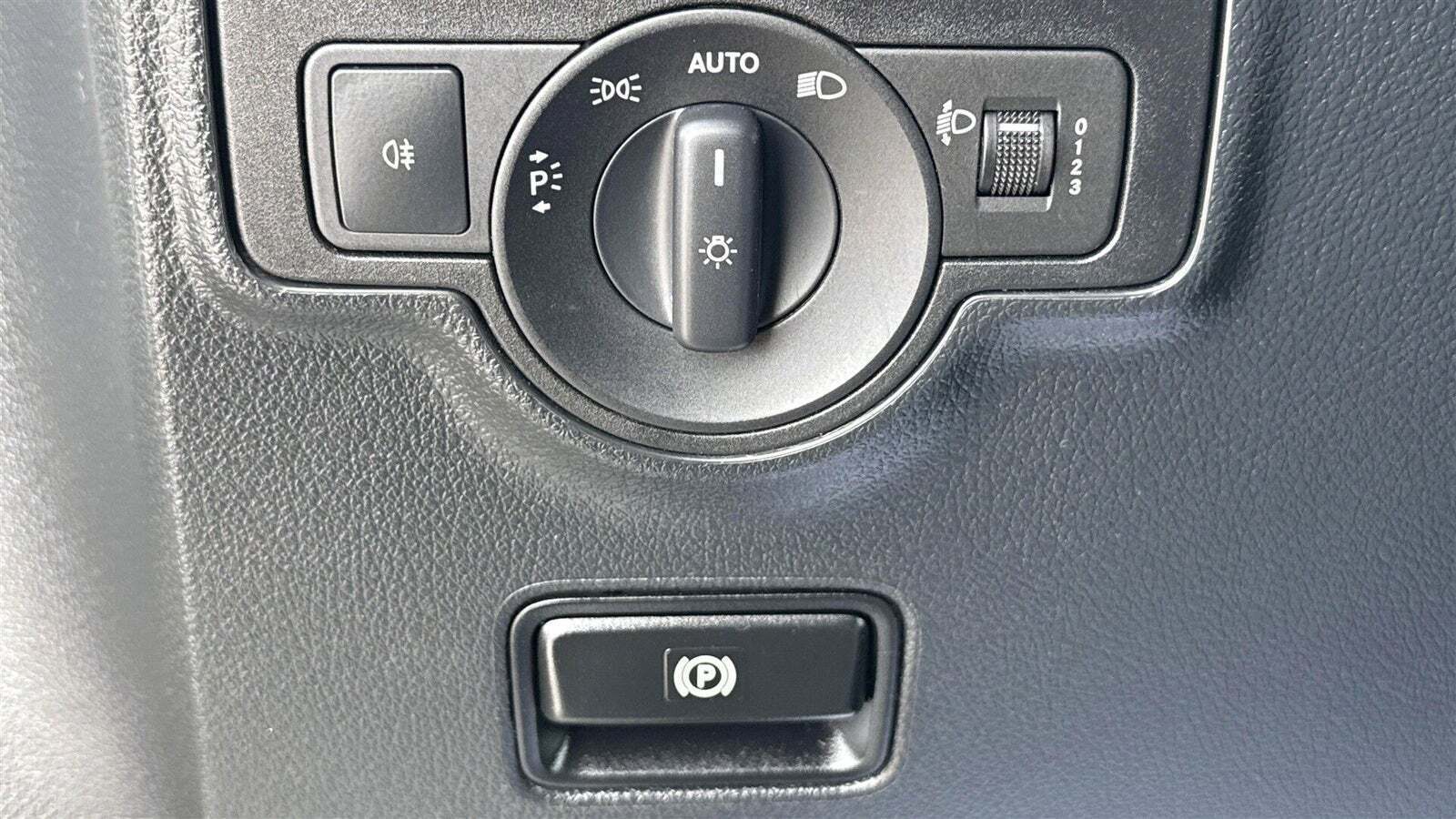 Hvid Mercedes Vito 114 fra 2023