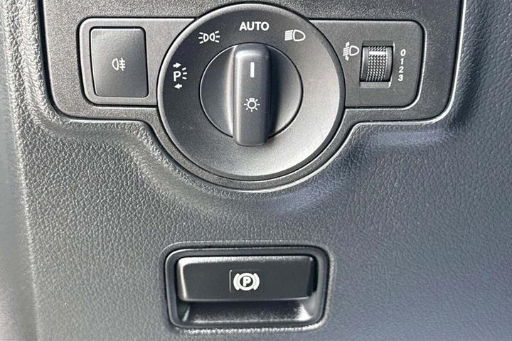Hvid Mercedes Vito 114 fra 2023