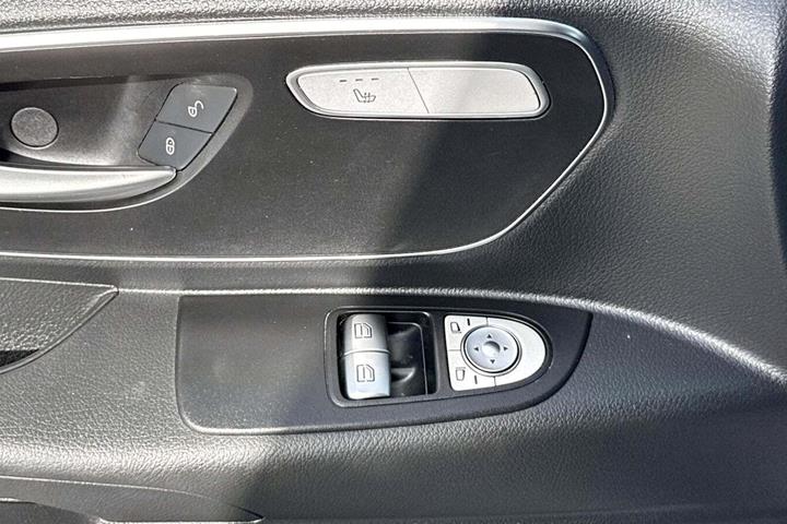 Hvid Mercedes Vito 114 fra 2023