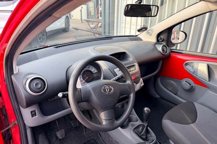 Rød Toyota Aygo fra 2008