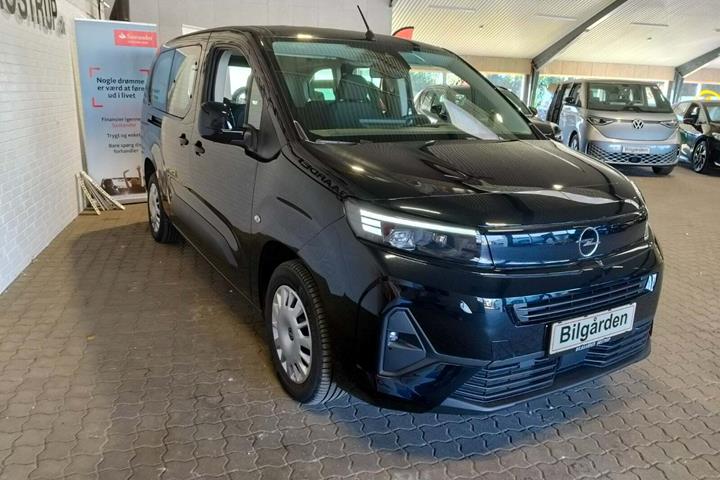 Sort Opel Combo-e Life fra 2024 set udefra