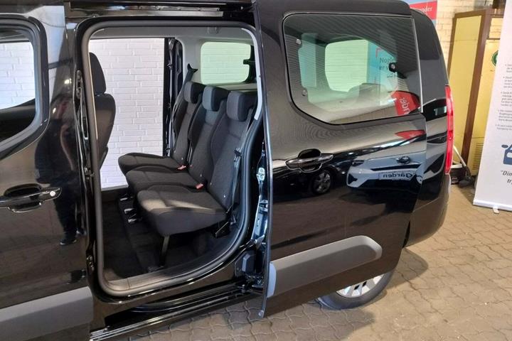 Sort Opel Combo-e Life fra 2024 set indefra